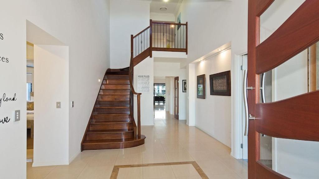 Luxury Waterfront House Close To Theme Parks And Shops Holiday home Gold Coast